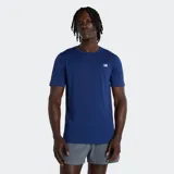Remera deportiva New Balance de manga corta y cuello redondo, confeccionada con tecnología NB DRY de secado rápido. Presenta un diseño liso en color azul con el logotipo de la marca estampado en blanco en el pecho.
