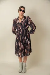 Vestido midi estampado con diseño abstracto en tonos marrones, verdes y blancos. Modelo cruzado con falda plisada y cintura elastizada.
