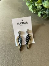 Par de aros colgantes con forma de ala negra con incrustaciones de strass dorados y cristal transparente en la base.