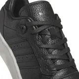 Championes adidas Rivalry Lux Low de cuero negro con textura granulada, diseño de caña baja y suela de plataforma en color blanco hueso.