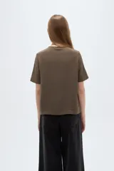 Blusa marrón de manga corta con cuello en V y cierre frontal cruzado con tres botones.
