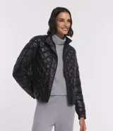 Campera Marfinno de cuello alto con cierre frontal, bolsillos laterales y diseño capitoneado con efecto acolchado.