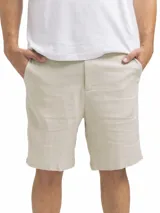 Bermuda de lino color azul marino, de corte recto y largo a la rodilla. Presenta bolsillos laterales y cierre frontal.