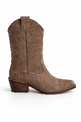 Bota de caña media estilo western, confeccionada en gamuza color marrón, con taco de madera de 5 cm y sutil bordado decorativo en el lateral.