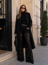Pantalón de corte oxford confeccionado en encaje negro, con diseño de tiro medio, pretina elástica y forro interior a tono.