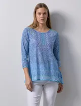 Blusa de modal estampado en tonos celeste, azul y verde, con aplique de brillos en el frente y mangas 3/4.
