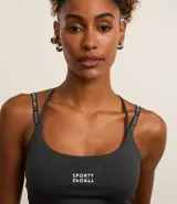 Top deportivo color gris oscuro con copas, breteles finos con lettering y estampado frontal "Sporty".