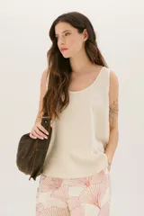 Musculosa color crudo con estampado de hojas de gingko color terracota.