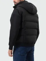 Campera híbrida Boss modelo OW_Block-X, color negro, con cuerpo acolchado y mangas de tejido liso. Presenta capucha fija, cierre frontal completo y bolsillos laterales con cierre.
