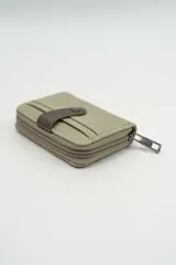 Billetera compacta de gamuza color beige con detalle de solapa central en cuero sintético marrón oscuro y cierre perimetral.