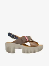 Sandalia de cuero con tiras cruzadas, base de goma espuma esculpida y hebillas metálicas.