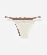 Kit de dos bombachas tipo colaless confeccionadas en encaje floral con laterales de tiras dobles. Presentan un diseño delicado con forro de algodón y un pequeño aplique metálico decorativo en el frente.