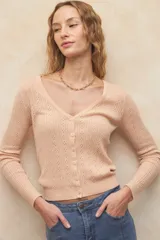 Cárdigan corto color verde agua, de tejido tramado y corte ajustado.