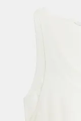 Top de algodón y lino color blanco, de corte holgado, escote redondo y diseño sin mangas con efecto doble.