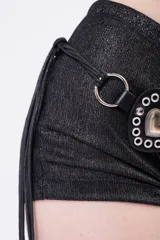 Short de tiro bajo confeccionado en tela con destellos metálicos, de corte ajustado tipo hot pant.