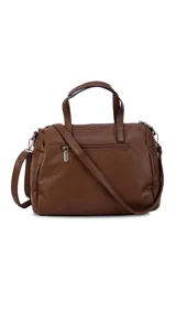 Cartera de mano y hombro color beige, de material símil cuero, con forma estructurada y redondeada. Posee dos asas cortas superiores y una correa larga ajustable y desmontable. Cuenta con un bolsillo exterior con cierre en la parte frontal.