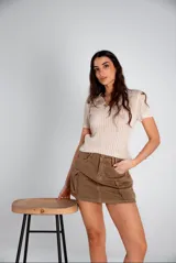 Minifalda marrón con bolsillos cargo y corte ajustado.