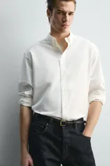 Camisa de corte relajado confeccionada en una mezcla de algodón, lyocell y seda de origen italiano. Presenta cuello abotonado, manga larga con puños abotonados y cierre frontal con botones.