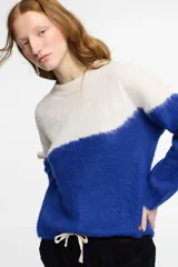 Sweater tejido en jersey con diseño en dos colores: blanco en la parte superior y azul en la parte inferior.