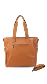 Cartera tipo tote marrón de diseño práctico y versátil, confeccionada en símil cuero con textura granulada. Cuenta con asas cortas fijas, bolsillos exteriores con cierre al frente y atrás, y bolsillos laterales abiertos. Su interior es amplio e incluye bolsillos organizadores. Viene con una correa ajustable y desmontable.