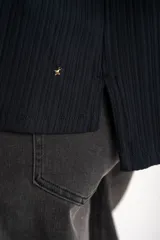 Remera blanca de viscosa con elastano, corte oversize y mangas 3/4.