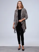 Cardigan abierto con estampado animal print, de mangas 3/4 con presilla y botón para regular el largo.