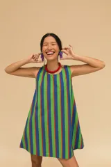 Vestido corto sin mangas con cuello redondo y estampado a rayas verticales en azul, verde y rojo.