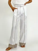 Pantalón de lino color fucsia, de corte palazzo y tiro alto.