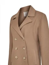 Chaqueta tipo abrigo cruzado color caramelo, confeccionada en mezcla de lana y cashmere. Presenta solapas amplias, doble abotonadura con cuatro botones y bolsillos delanteros.