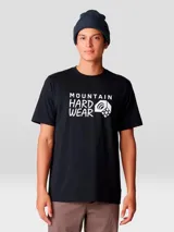 Remera negra de manga corta con estampado gráfico de Mountain Hardwear en el pecho en color blanco.