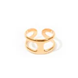 Anillo dorado con diseño geométrico abierto, ajustable.