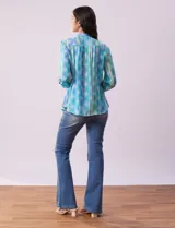 Blusa de gasa estampada multicolor, marca Ruby Rd. Tiene cuello a la base, escote en V, abertura central con botones y plisados en la parte delantera. Las mangas son 3/4 y tienen un largo regulable con presilla y botón.
