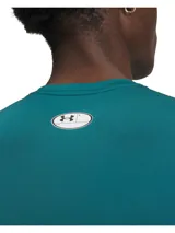 Remera de compresión Under Armour de manga corta, confeccionada en tejido HeatGear ultraligero que absorbe el sudor y se seca rápidamente. Presenta un diseño ergonómico con costuras estratégicas para mayor durabilidad, paneles de malla en axilas y espalda para ventilación y mangas raglán híbridas para mayor libertad de movimiento.