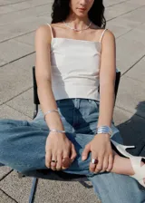 Pantalón de jean tiro medio con diseño de corte recto y cinco bolsillos. Presenta cierre de botón y cremallera, además de trabillas en la cintura.