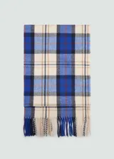 Bufanda de tejido suave con diseño de cuadros escoceses en tonos azul, crema y negro, con terminaciones de flecos en los extremos.