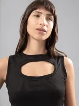 Musculosa negra de rib elastizado con escote redondo y abertura circular en el pecho.