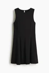 Vestido corto sin mangas en punto roma, de color negro, con cuerpo entallado, escote redondo y falda con vuelo.