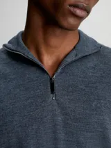 Sweater gris de lana merino con cuello alto y cremallera corta.