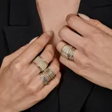 Anillo de banda ancha fabricado en plata 925 y oro, con una hilera central de circonias brillantes incrustadas.
