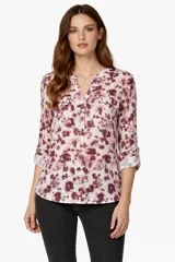 Blusa de viscosa con estampado abstracto en tonos rosados y bordó. Presenta cuello en V con cierre frontal de botones, bolsillos delanteros tipo solapa y mangas largas con opción de arremangar.