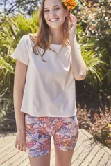 Remera de algodón peinado color crudo, de corte al cuerpo, con mangas cortas y detalle bordado en los laterales.