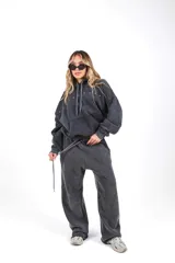 Pantalón de jogging unisex color negro lavado, confeccionado en frisa gamuzada, con cordón de ajuste en la cintura y bordado en la espalda.