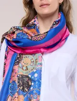 Pashmina rectangular de satén con acabado brillante y caída fluida, con un diseño de estampa gráfica multicolor en toda la superficie y terminaciones con dobladillo fino.