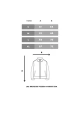 Chaqueta oversize de jean color hueso, con cuello clásico, cierre frontal de cremallera metálica, bolsillos ribeteados y estampado en el pecho.