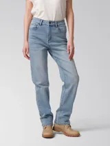 Pantalón de jean de corte recto y tiro alto, en tono celeste claro. Cuenta con diseño clásico de cinco bolsillos y cierre frontal con cremallera y botón.