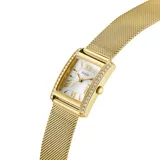 Reloj analógico de cuarzo con caja rectangular de acero inoxidable en tono dorado. Presenta una esfera blanca con números romanos y está adornado con cristales en los laterales de la caja. La correa es de acero inoxidable tipo malla milanesa en tono dorado.