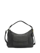 Cartera hobo Hush Puppies modelo Dover de ecocuero negro, con compartimento principal con cierre, bolsillo frontal con solapa y bolsillo trasero con cierre. Cuenta con correa corta de hombro y correa larga ajustable y desmontable, además de un colgante decorativo lateral y detalles metálicos en tono bronce viejo.