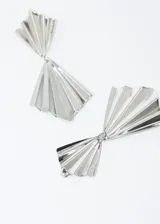 Par de aros colgantes dorados con forma de abanico.