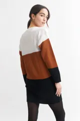 Sweater de tejido de punto con franjas horizontales en color blanco, verde claro y verde oscuro. Tiene cuello en V con botones.