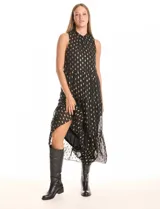 Vestido midi negro de gasa con estampado de lurex dorado, sin mangas y cuello alto. Presenta cintura elastizada, falda con volumen y movimiento, y abertura tipo gota con botón en la espalda. Incluye forro interno a tono.
